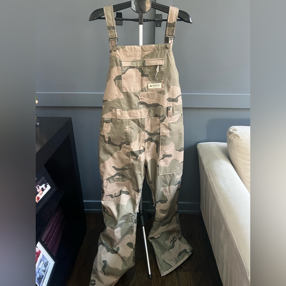 Women’s Burton Avalon camo snowboarding bib. XL